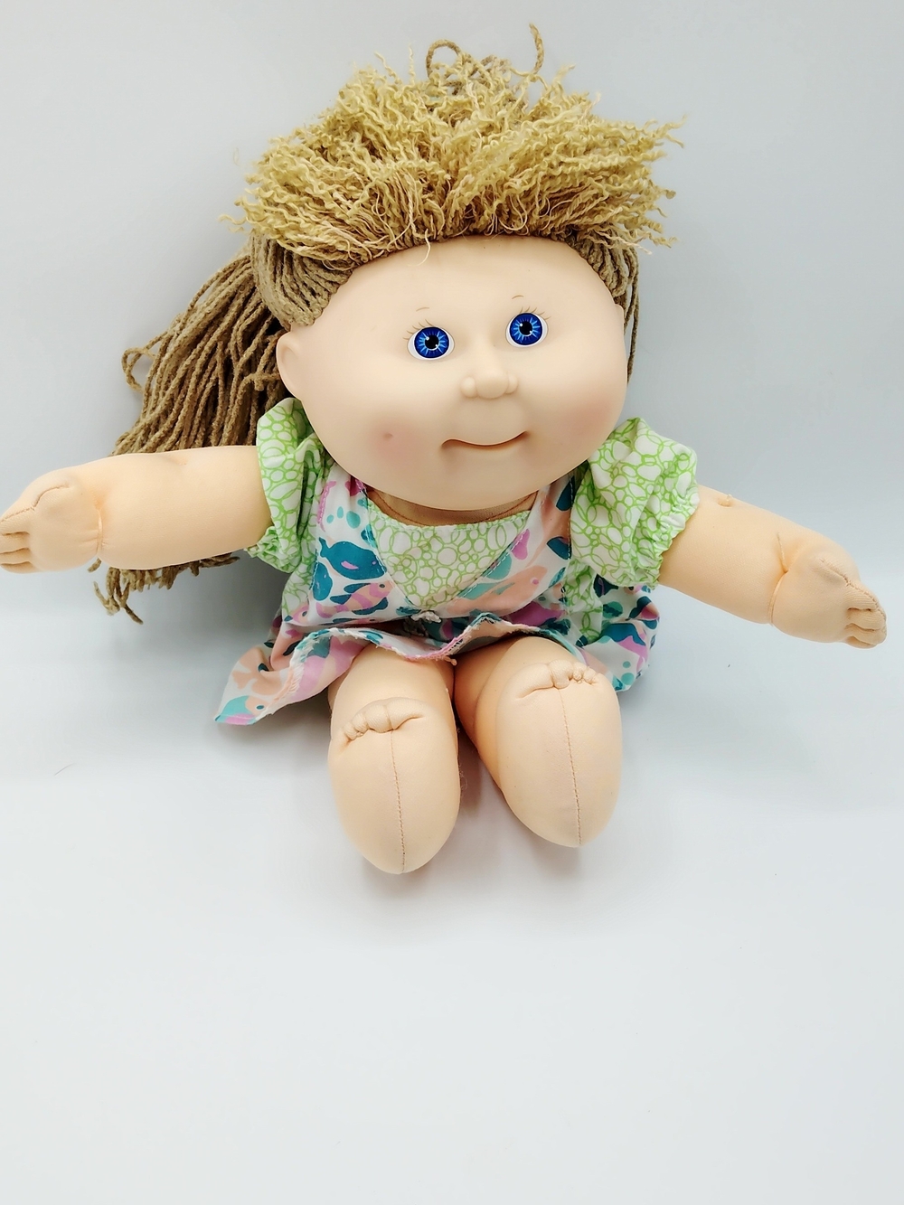 Hasbro Pretty Crimp N' Curl  - Blonde Hair, Blue Eyes, Green & Pink Outfit.